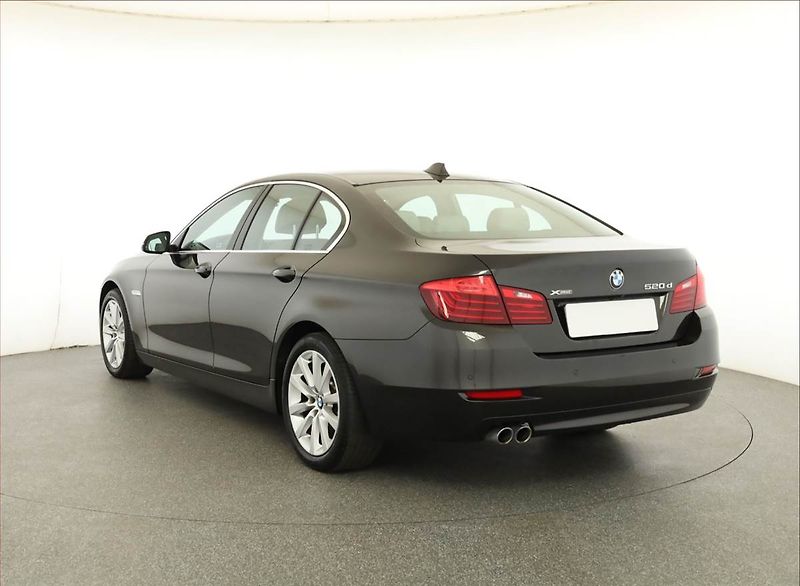 BMW Řada 5 (2016) 520d xDrive, 4X4, Automat, ČR - fotka 4 z 20