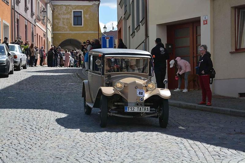 Automobiloví a motocykloví veteráni se vydali v neděli na tradiční jízdu Ze zámku na hrad. Start byl na Horním náměstí v Přerově, kde si lidé užili bohatý program.