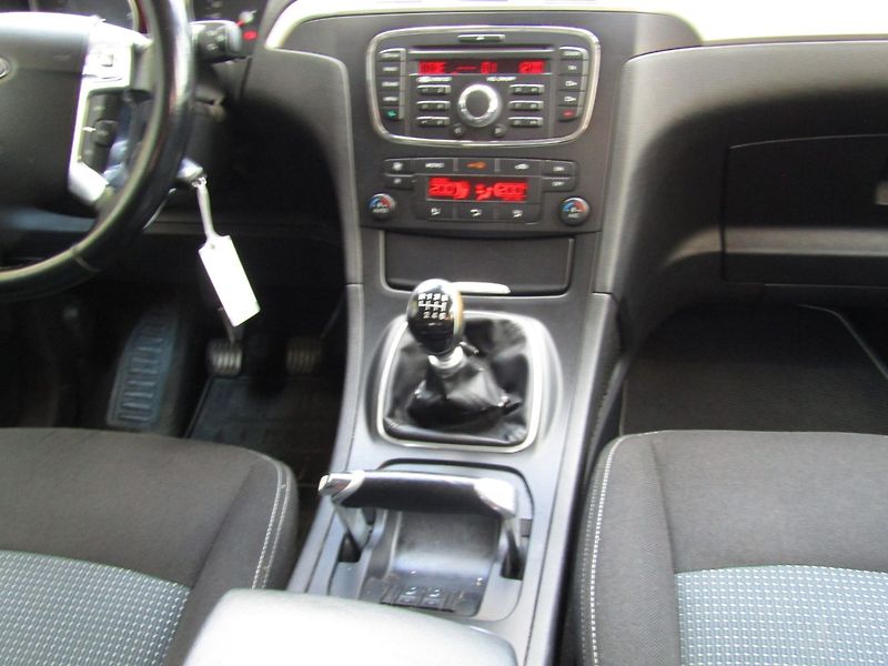 Ford Galaxy (2013) 1.6 TDCi  ZIMNÍ + LETNÍ PNEU - fotka 17 z 34
