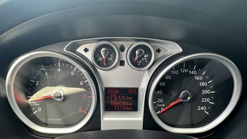 Ford Focus 1,4 16V 59kW MT5/0216 - fotka 9 z 22