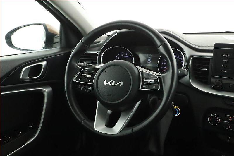 Kia Ceed (2022) Fresh 1.0 T-GDI, ČR,1.maj - fotka 8 z 13