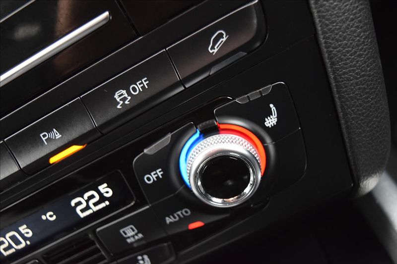 Audi Q5 3,0 V6 180KW S-LINE AUTOMAT - fotka 51 z 57
