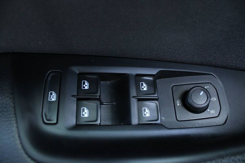 Volkswagen Passat (2022) 2.0 TDI 110kW manuál tažné - fotka 13 z 35