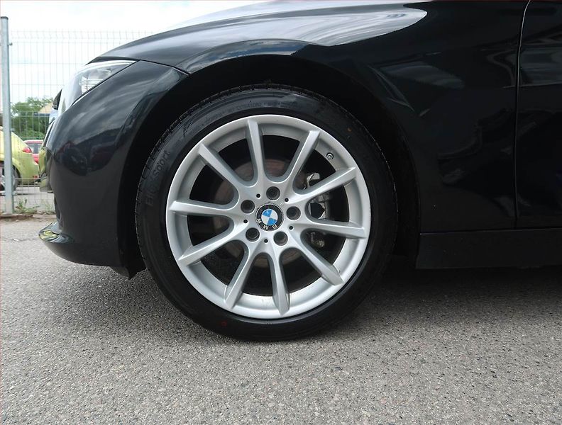 BMW Řada 3 (2017) 318 d, Kůže, Navi, Tempomat - fotka 15 z 23