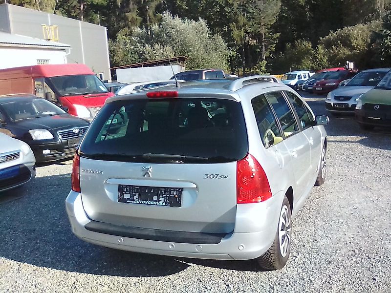 Peugeot 307 (2007) 1.6i 16V SW, kola navíc - fotka 6 z 32