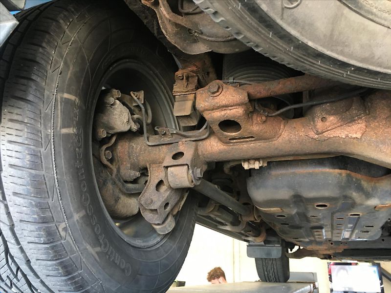 Toyota Land Cruiser 3,0 D-4D 127kW 8-míst ČR 1.maj - fotka 35 z 44