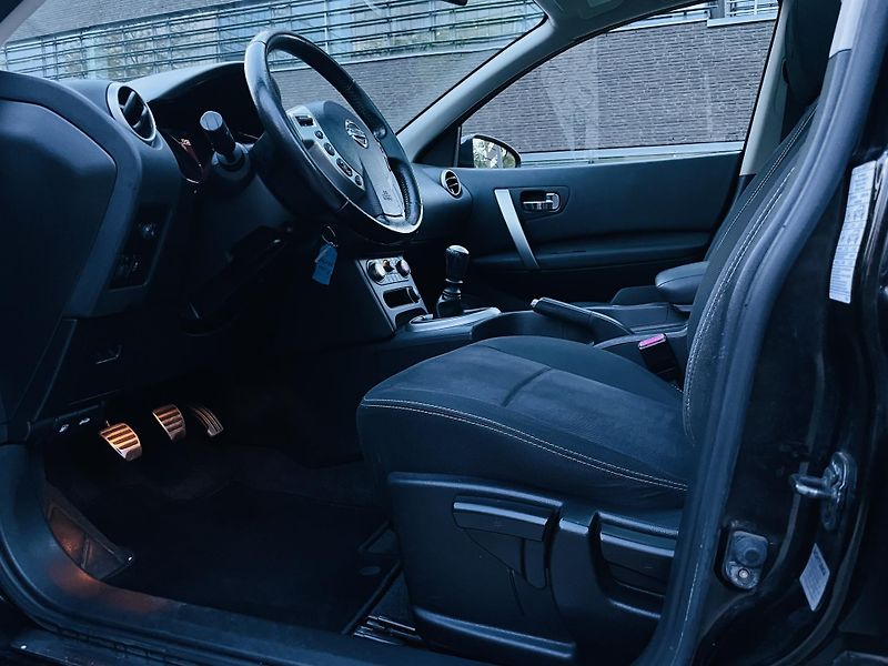 Nissan Qashqai 2.0i +2 MAN 1MAJ TAŽNÉ KAMERA - fotka 27 z 46