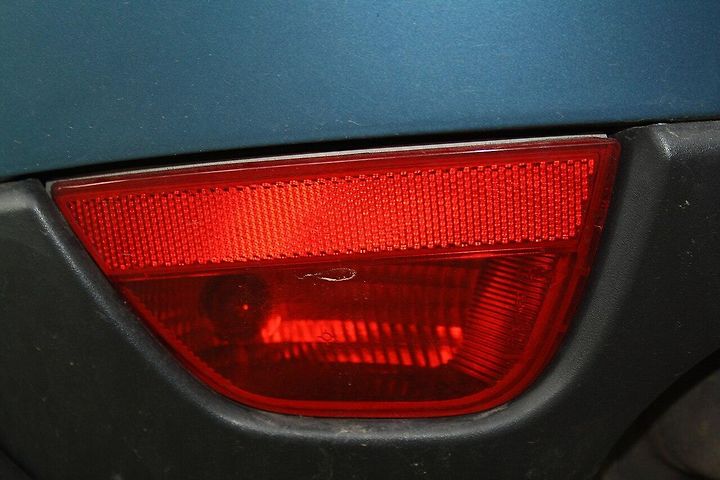 Zadní mlhové světlo pomáhá zviditelnit automobil při mlze, sněžení nebo hustém dešti. V těchto podmínkách zákon jeho použití nařizuje./ Zdroj: Frettie / Wikimedia Commons, CC BY 3.0.