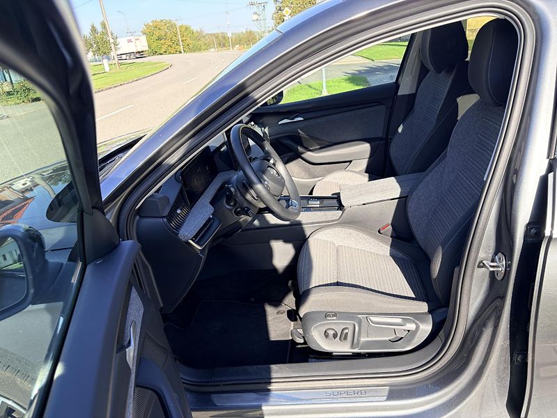 Škoda Superb SELECTION 2.0TDI 110KW DSG LED - fotka 18 z 68