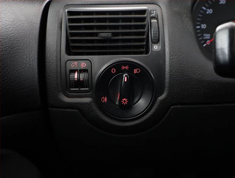 Volkswagen Golf (2002) Comfortline 1.4 16V, po STK - fotka 12 z 16