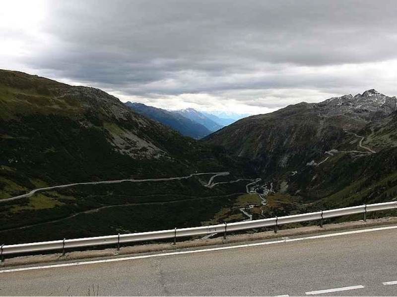 Grimsel Pass, v pozadí parádní Furka Pass