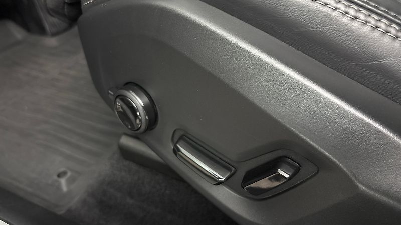 Volvo XC60 2.0 B4 AUT AWD Plus Dark - fotka 22 z 32