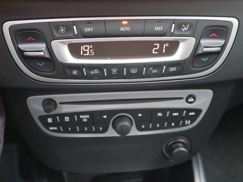 Renault Fluence (2012) 1.6 16V, Tempomat - fotka 12 z 17