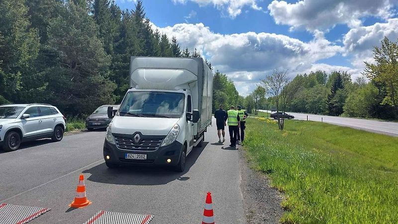 Kontrolní vážení dodávek na silnici I/6 Praha - Karlovy Vary u Bochova. Inspektoři Centra služeb pro silniční dopravu tu za dopoledne odhalili celkem tři přetížené dodávky.