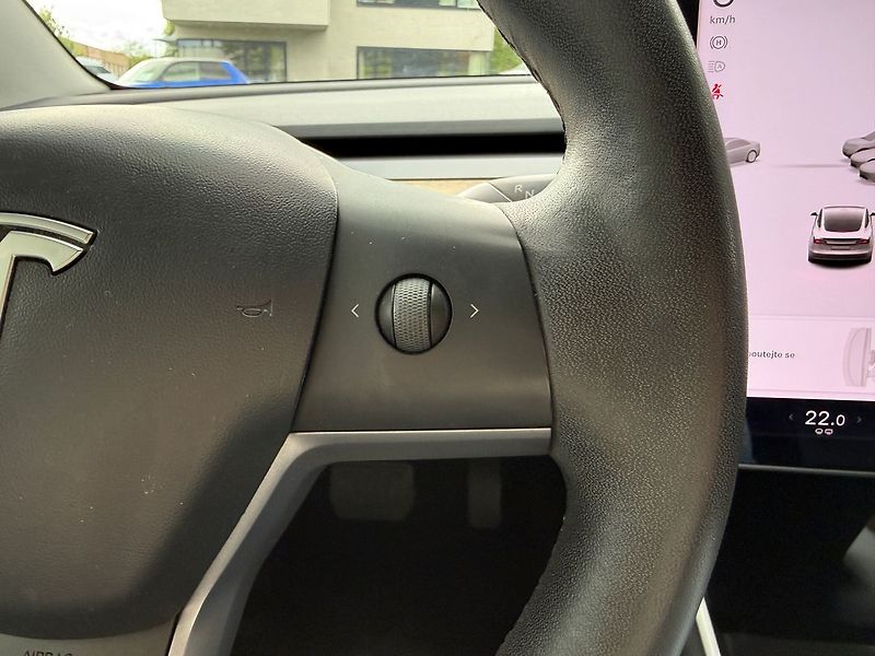 Tesla Model 3 SR Plus REZERVACE - fotka 31 z 39