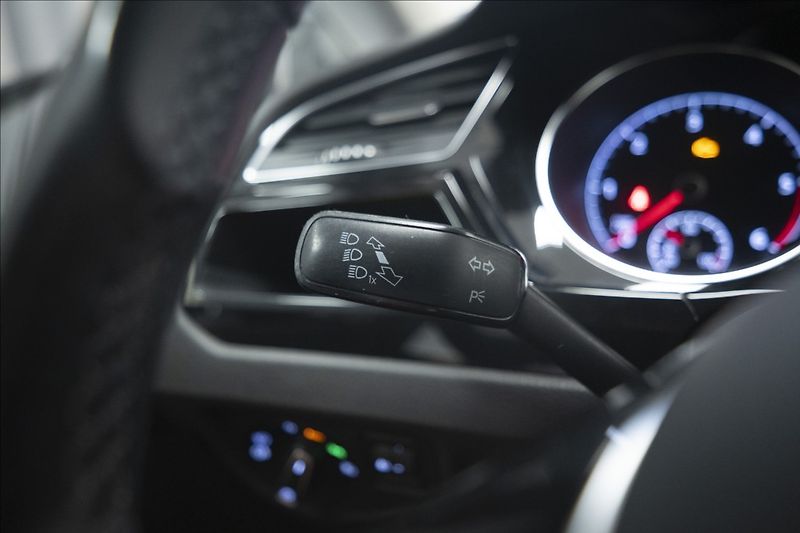Volkswagen Touran 2,0 TDI MASÁŽ KAMERA VÝHŘEV ČR - fotka 26 z 39