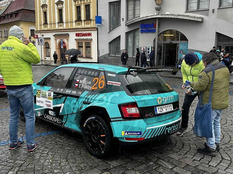 Tragédie, která se odehrála v rámci 58. ročníku Rallye Šumava, kdy po nehodě zemřela navigátorka Alena Krejčíková (41), nezasáhla jen příznivce rallye, ale její kamarády, jelikož byla na Klatovsku doma.