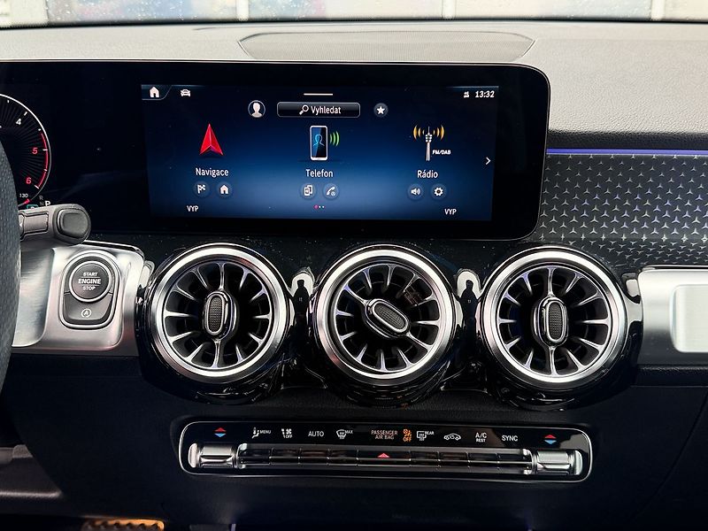Mercedes-Benz GLB 200d 4MATIC - fotka 19 z 34
