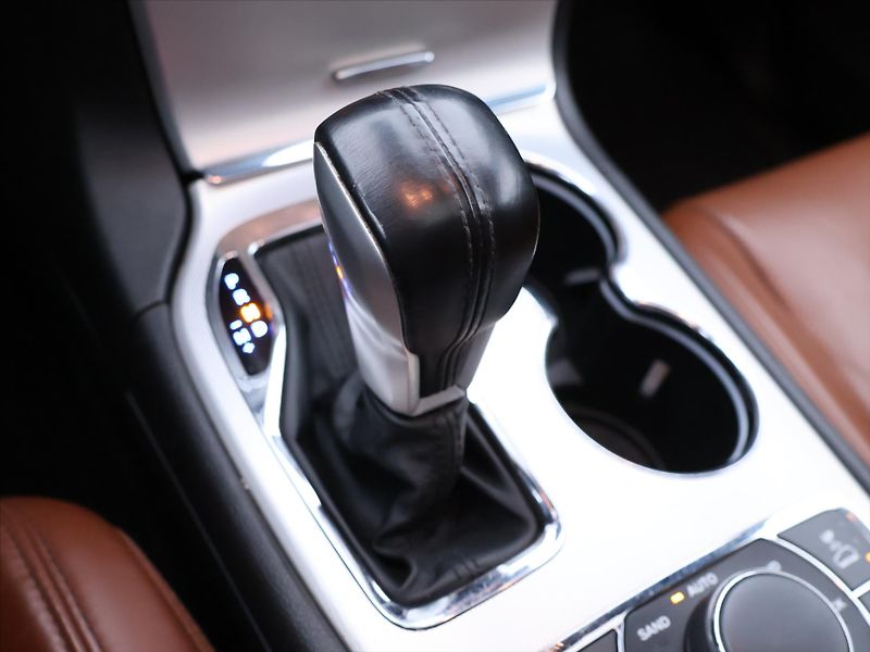 Jeep Grand Cherokee 3,0 CRDI 184kW Summit 4x4 CZ - fotka 34 z 43