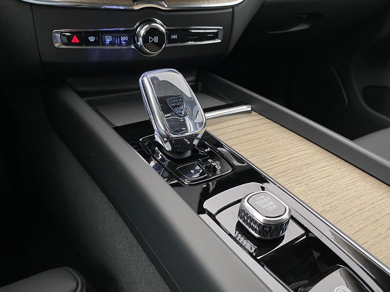 Volvo XC60 B5 AWD DARK PLUS AUT CZ - fotka 27 z 61