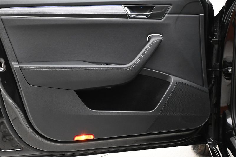 Škoda Superb 2,0 TDI 147 kW DSG STYLE Záruk - fotka 25 z 33