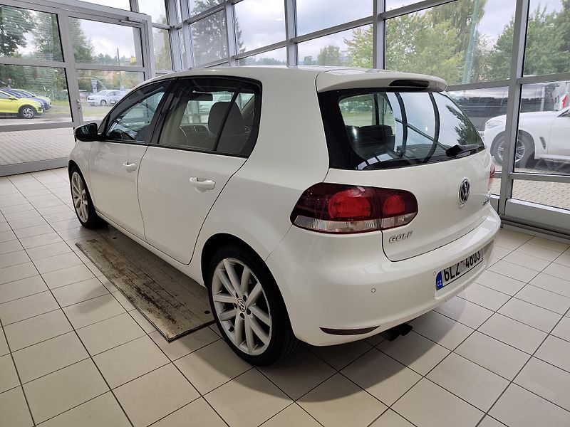 Volkswagen Golf (2009) 2.0TDi 103kW Highline ČR - fotka 2 z 20