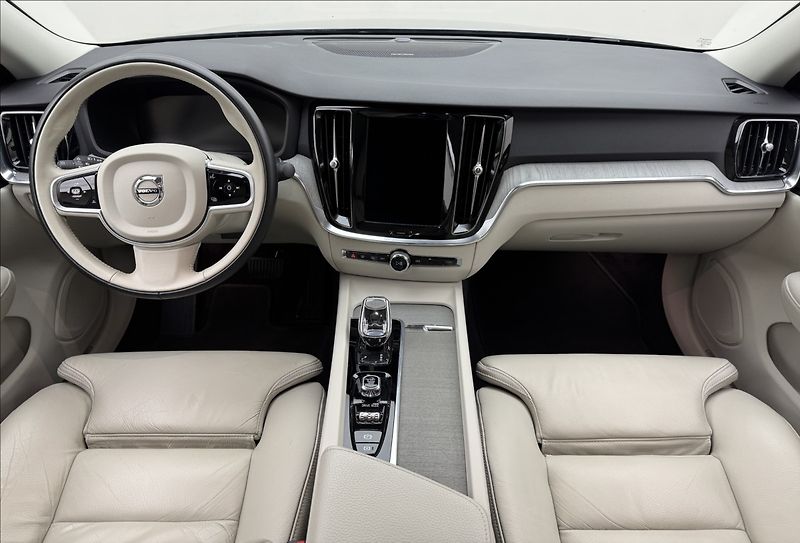 Volvo S60 2,0 B3 DPH INSCRIPTION H/K ČR - fotka 7 z 40