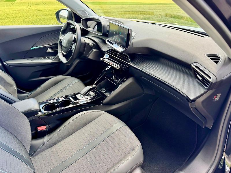 Peugeot 2008 (2021) 50kWh, SoH 90%, 360° Kamera - fotka 11 z 17