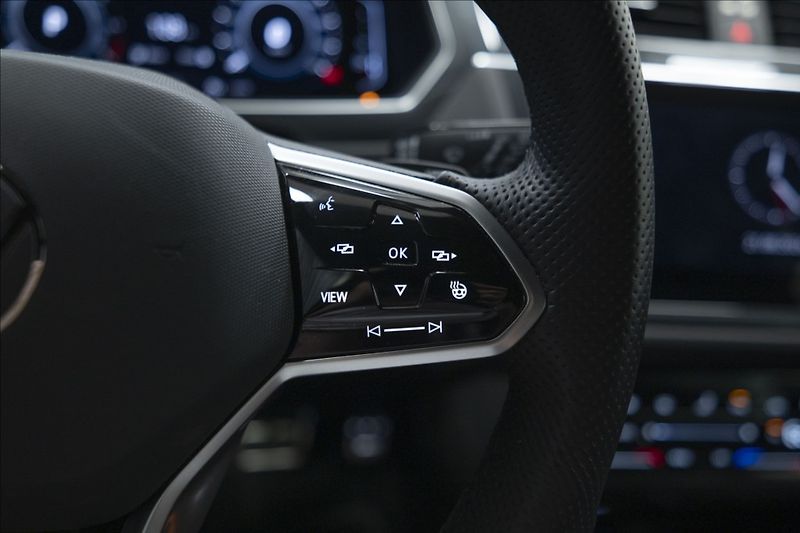 Volkswagen Tiguan 1,4 TSI DSG eHYBRID R-LINE ČR - fotka 22 z 46