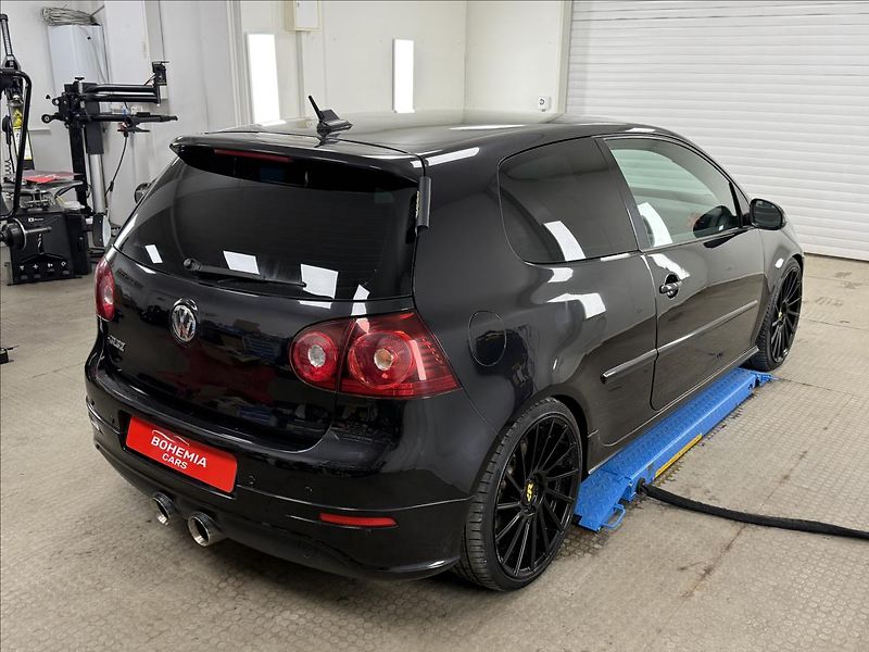 Volkswagen Golf 3,2 V6 4Motion R32 - fotka 6 z 23