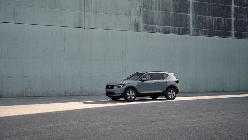 Volvo XC40 (2026) B3 AUT ESSENTIAL - fotka 2 z 7