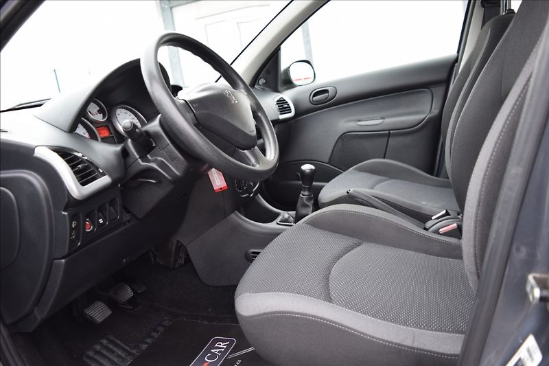 Peugeot 206 1,4 i + 54KW SERVISKA ALU - fotka 21 z 41
