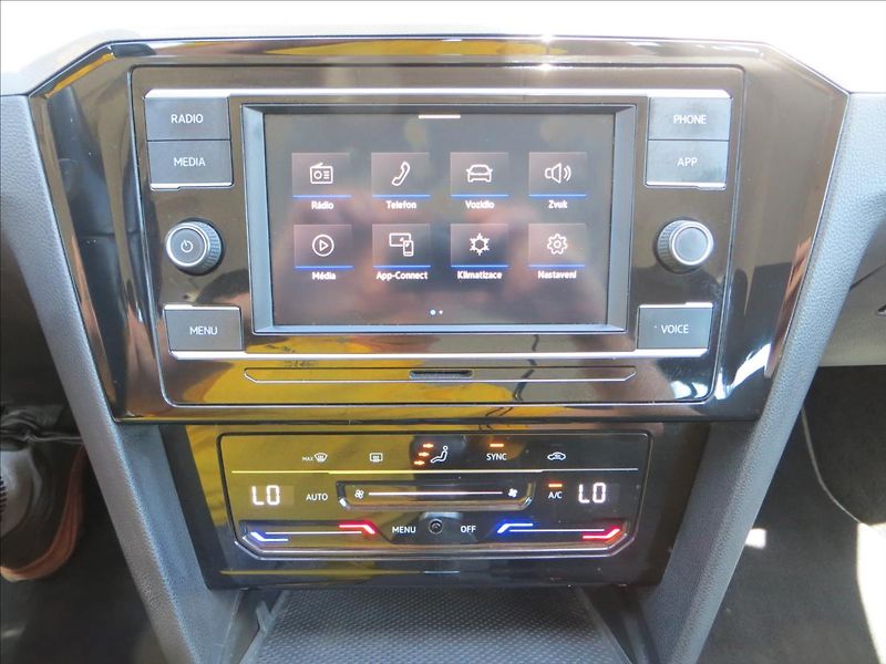 Volkswagen Passat 1,5 TSI 110kW Business ČR - fotka 16 z 23