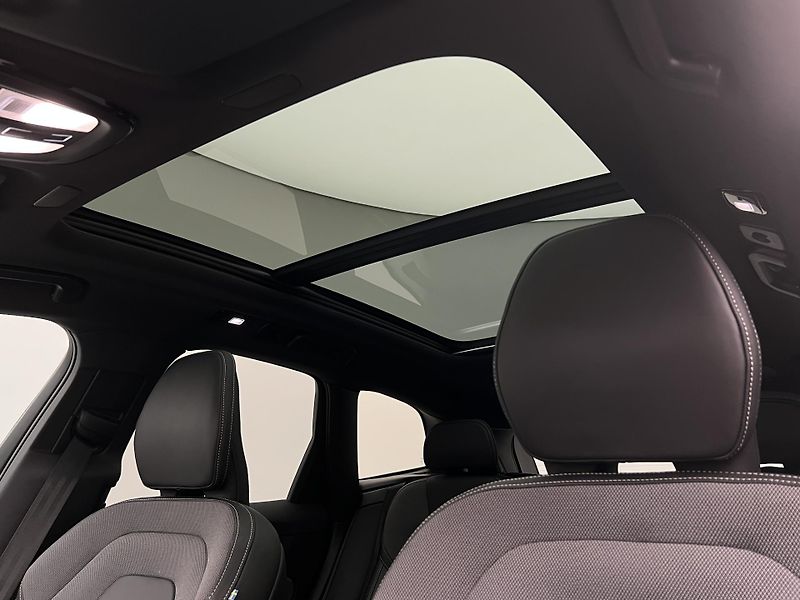 Volvo XC60 B5 AWD BLACK EDITION PLUS AUT  - fotka 18 z 46