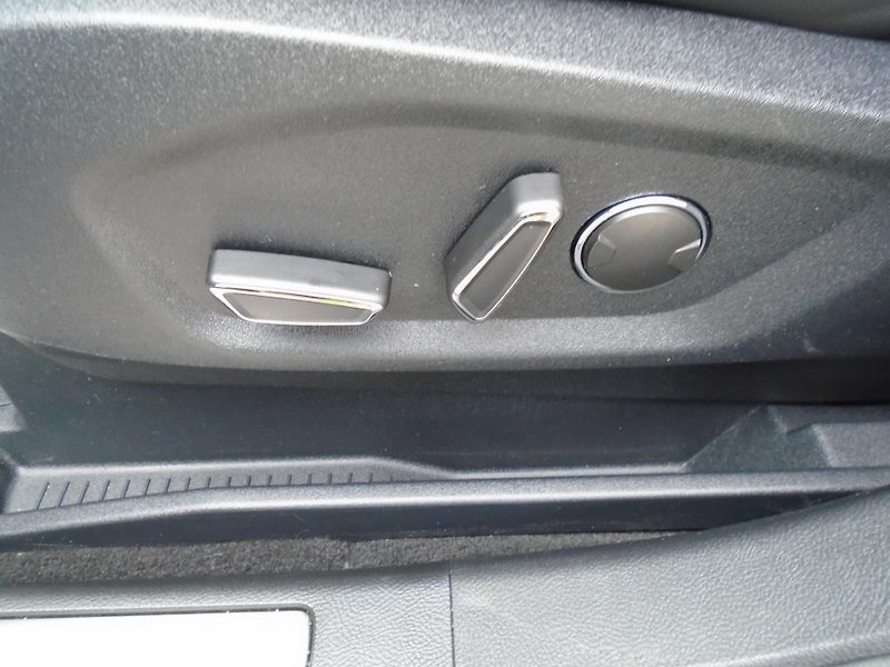 Ford S-MAX 2.5 Duratec FHEV ST-Line 140kW - fotka 22 z 46