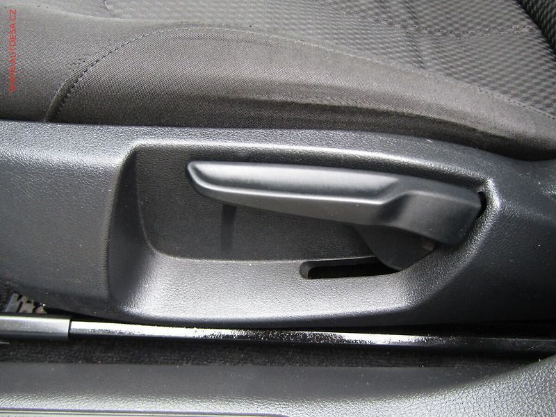 Volkswagen Passat (2011) 1.4 TSi, AC, výhřev sed - fotka 11 z 20
