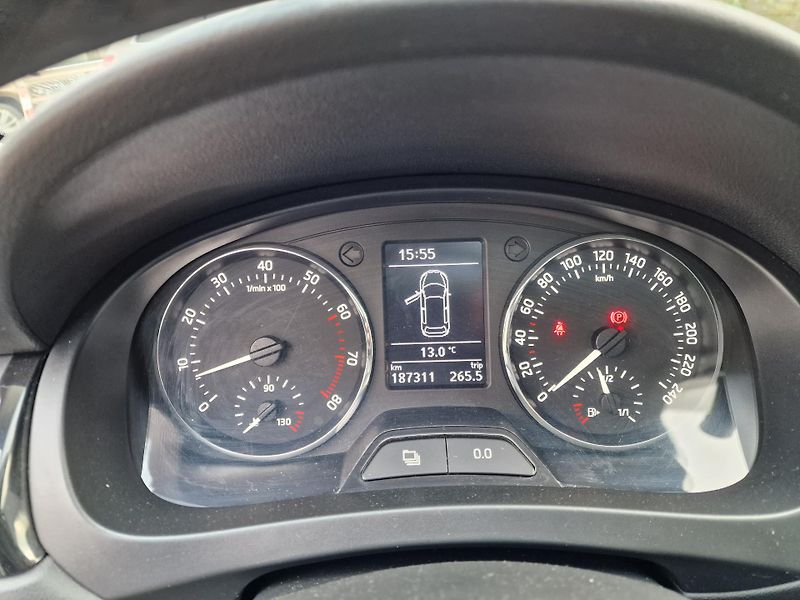 Škoda Rapid 1,2TSI 77KW STYLE+ PANORAMA - fotka 15 z 19