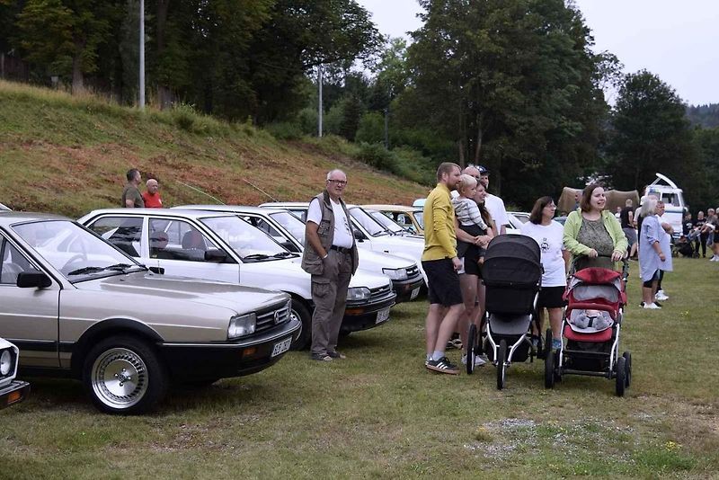 Hasičské hřiště v Huti obsadil další ročník Veterán Show.