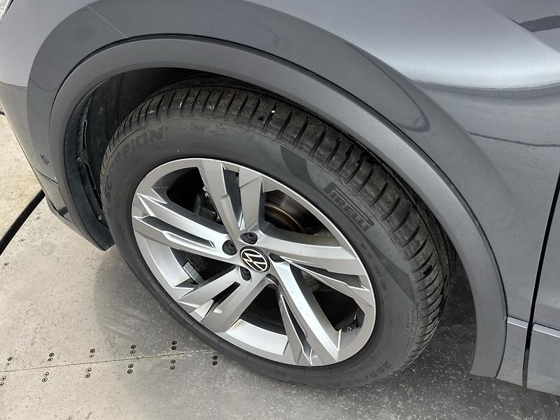 Volkswagen Tiguan R-Line DSG - fotka 28 z 29