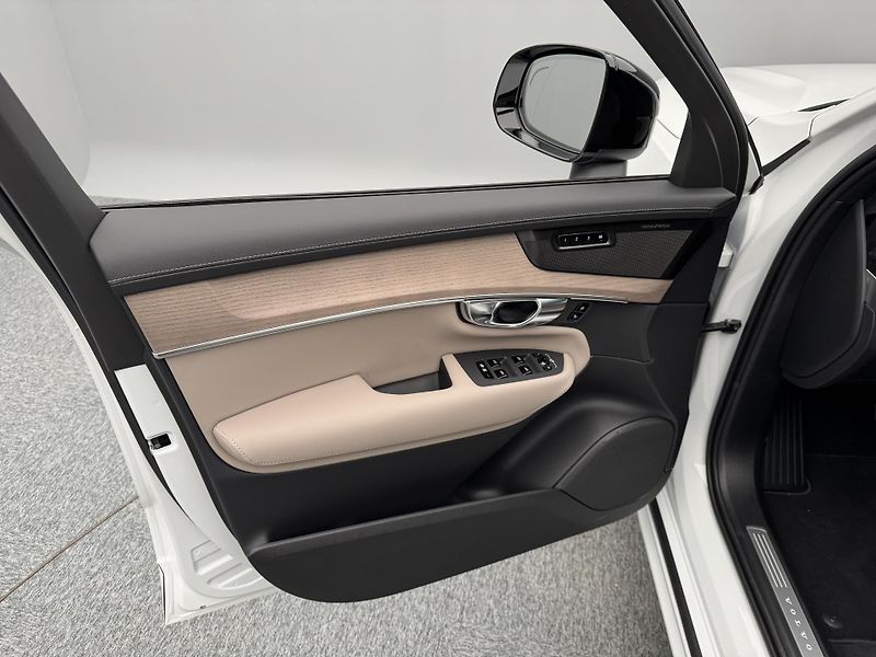 Volvo XC90 (2026) B5 AWD AUT DARK ULTRA 7 míst - fotka 8 z 26