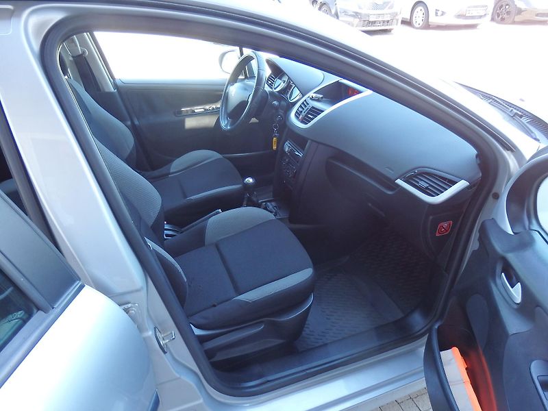 Peugeot 207 1.4i KLIMATIZACE, LPG - fotka 11 z 15