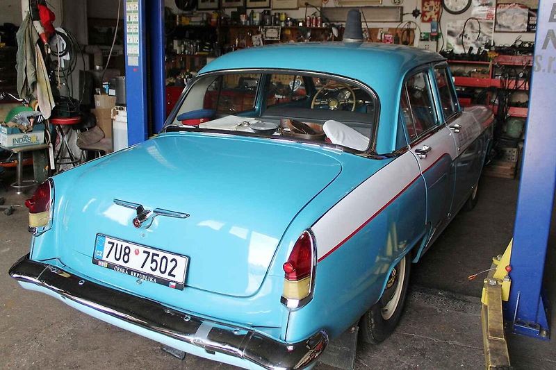 Nadšenec pro motoristické veterány Jindřích Kabourek u pýchy své sbírky, policejní Jawy 354, přezdívané nanuk.