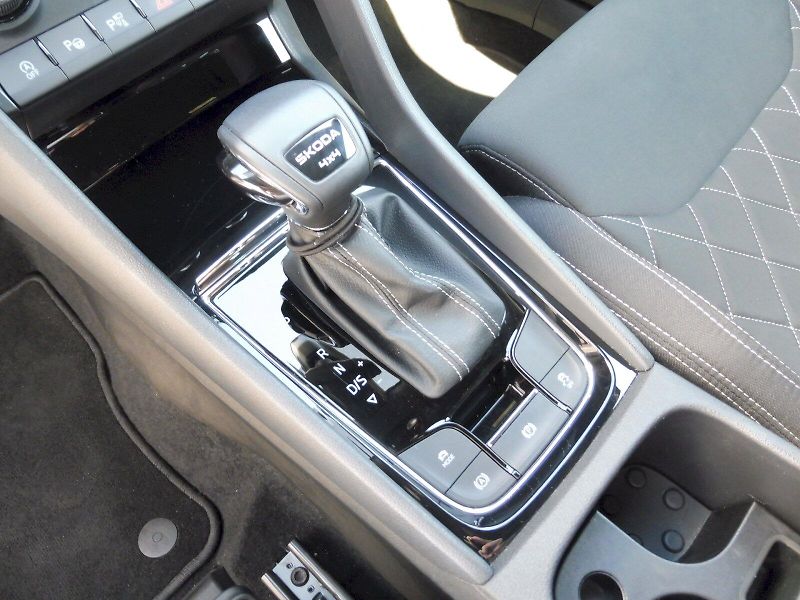 Škoda Karoq (2025) SportLine 2,0 TSI 140kW DSG 4x - fotka 19 z 29