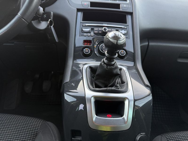 Peugeot 5008 2.0HDi 110kW Navi Panorama - fotka 13 z 20