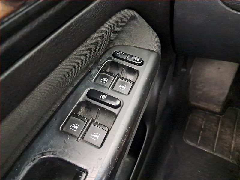 Volkswagen Golf (2003) 1.4 16V, nová STK - fotka 15 z 15