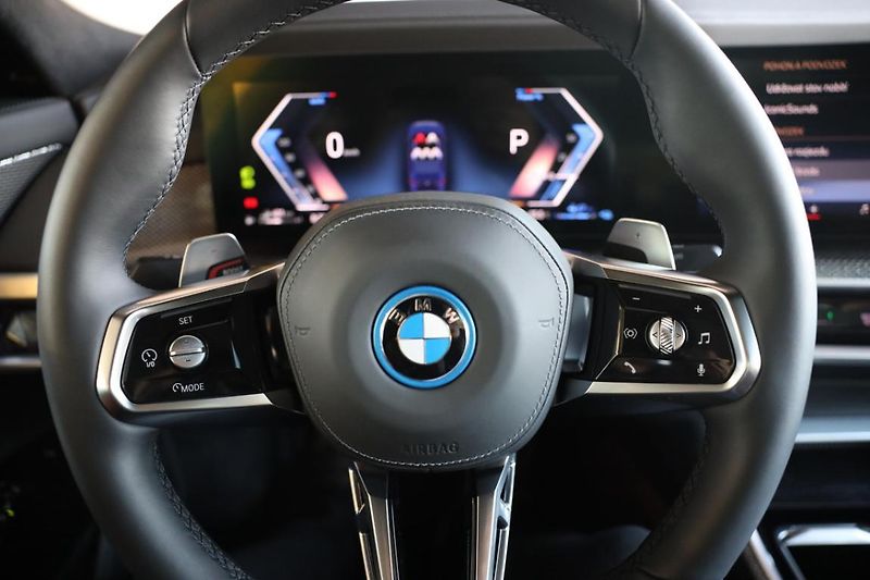 BMW Řada 7 750e xDrive - fotka 35 z 36