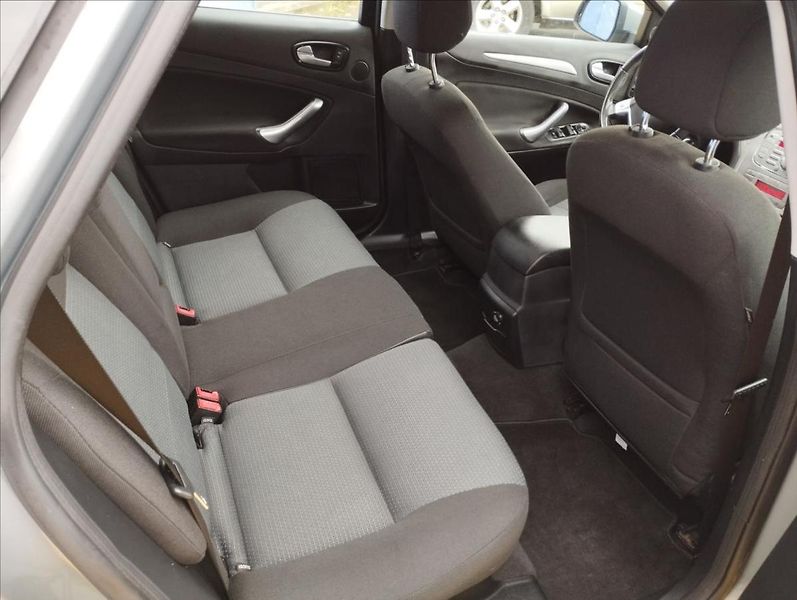 Ford Mondeo 2,0 107KW - fotka 9 z 16