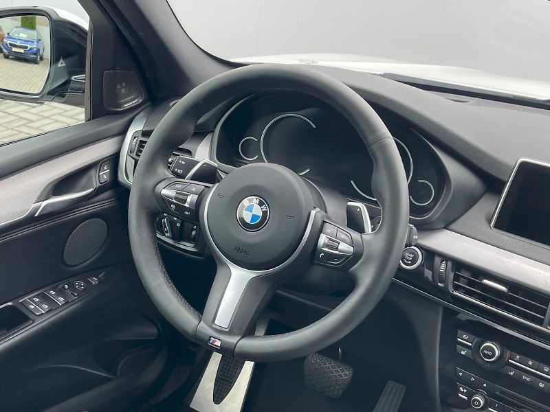 BMW X5 (2017) 3.0 / 230 kW xDrive 40d M-Pake - fotka 17 z 30