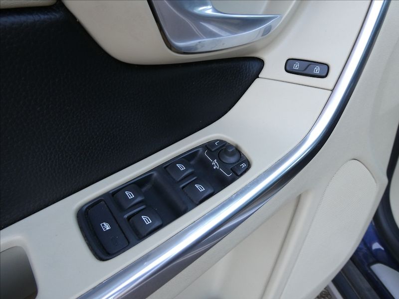 Volvo XC60 2,4 D5 Ocean Race AWD 158kW - fotka 33 z 51