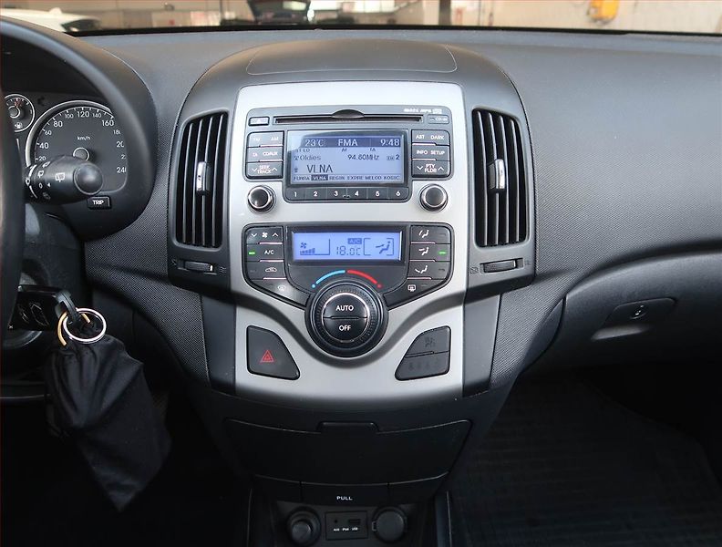 Hyundai i30 (2009) 1.4 CVVT - fotka 12 z 16